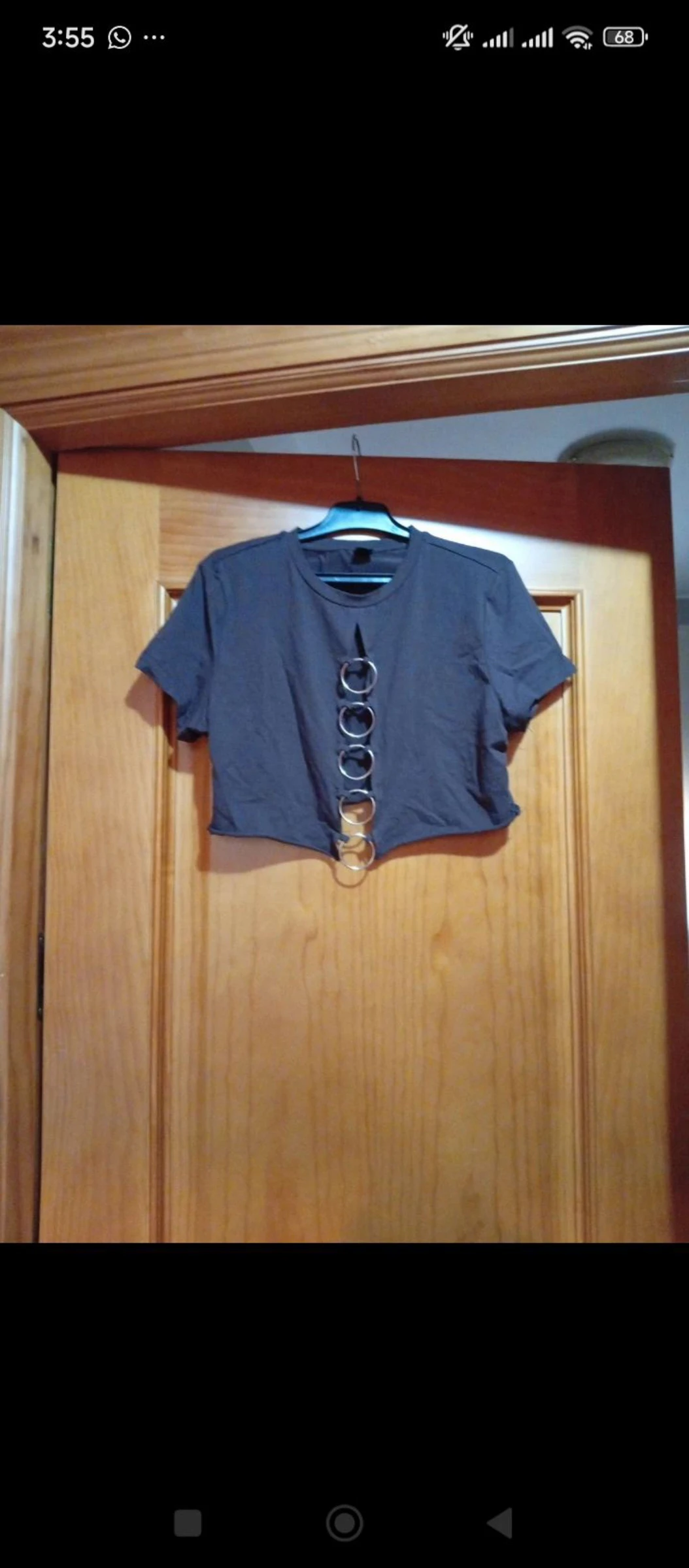 Top con cadenas doradas en escote